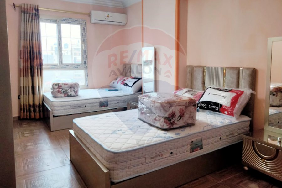 Apartment for rent 200 m El Shatby (University Bridge Street - steps from the sea)