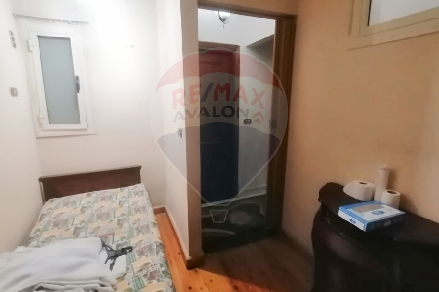 Furnished apartment for rent 200 m Stanley (steps from the sea)