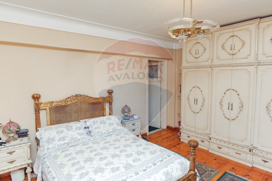 (شقة للبيع 250 م رشدي (على الترام مباشرة