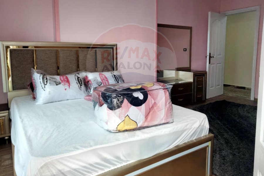 Apartment for rent 200 m El Shatby (University Bridge Street - steps from the sea)
