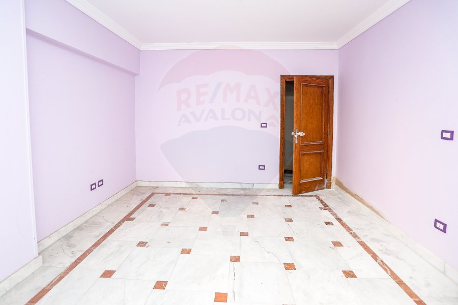 Apartment for sale 235 m Gleem (directly on the sea)