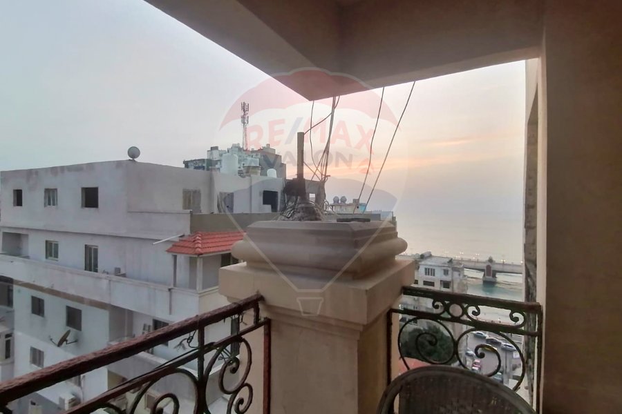 Furnished apartment for rent 200 m Stanley (steps from the sea)