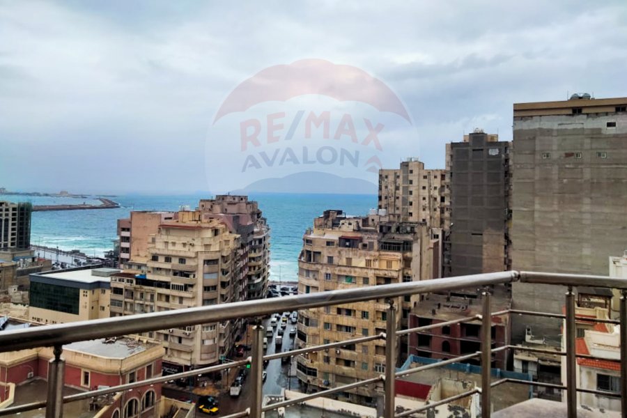 Apartment for rent 200 m El Shatby (University Bridge Street - steps from the sea)