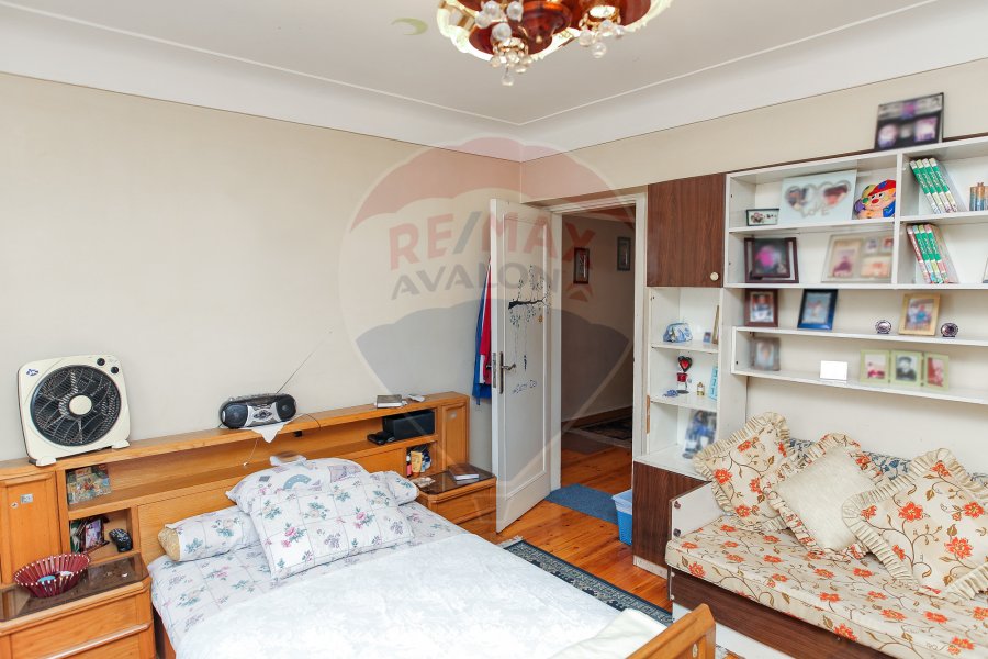 (شقة للبيع 250 م رشدي (على الترام مباشرة